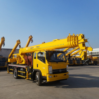 品質專注 東風12噸液壓吊車在建筑工程中的卓越應用